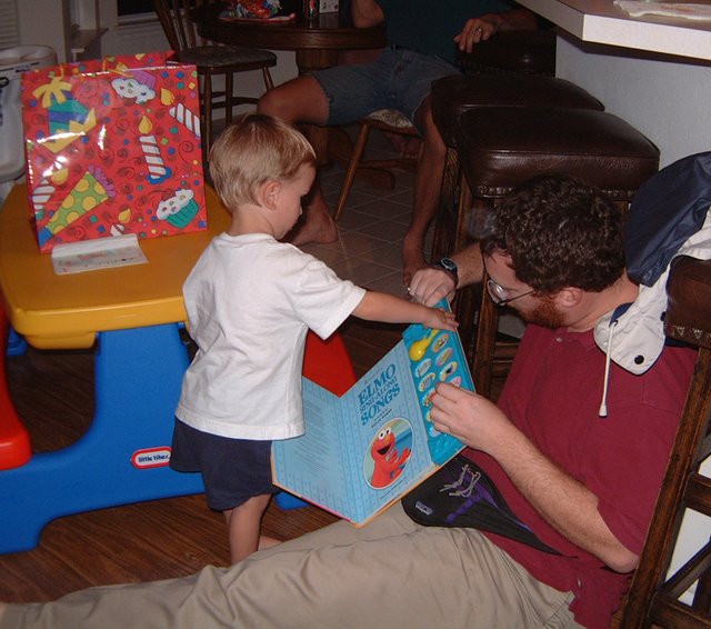 2001/10(October)/Chance-Bday/640x480_2001-10-05-Chance-Bday-14-Chance-James-elmo-book.JPG