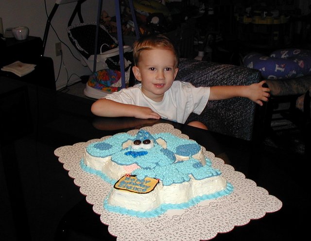 2001-10-05-Chance-Bday-26-Chance-BluesClues-cake.JPG