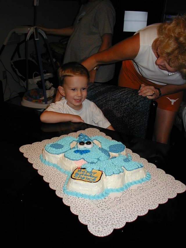 2001-10-05-Chance-Bday-27-Chance-Janeen-BluesClues-cake.JPG