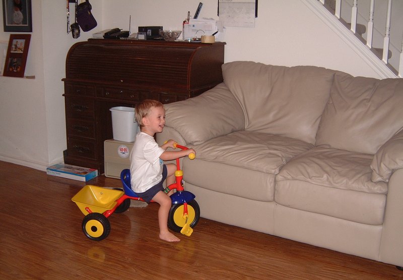 2001/10(October)/Chance-Bday/800x600_2001-10-05-Chance-Bday-08-Chance-Tricycle.JPG