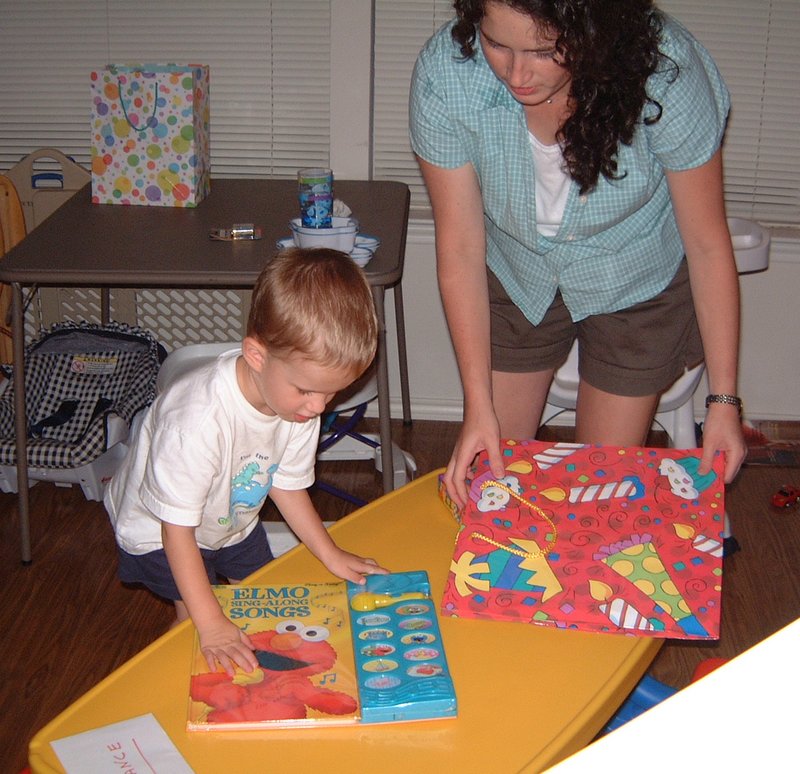 2001/10(October)/Chance-Bday/800x600_2001-10-05-Chance-Bday-13-Chance-Suzi-presents.JPG