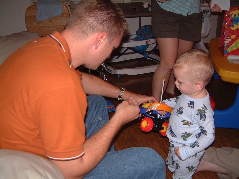2001/10(October)/Chance-Bday/800x600_2001-10-05-Chance-Bday-15-Justin-Vale-RC-car.JPG
