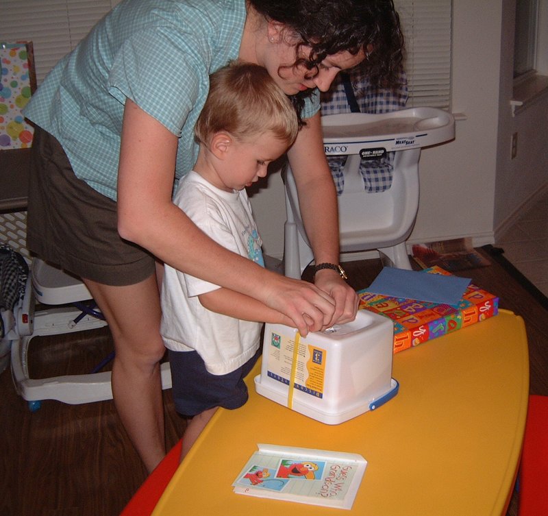 2001/10(October)/Chance-Bday/800x600_2001-10-05-Chance-Bday-16-Suzi-Chance-builderblocks.JPG