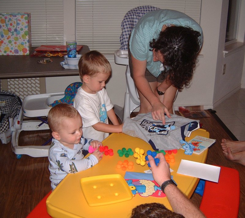 2001/10(October)/Chance-Bday/800x600_2001-10-05-Chance-Bday-20-Vale-Chance-Suzi-presents.JPG