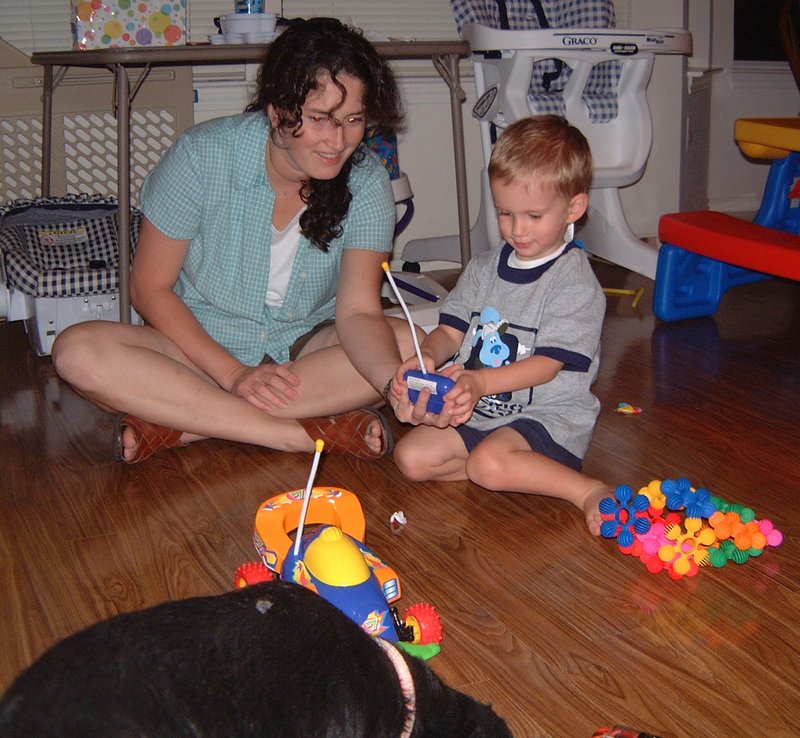2001/10(October)/Chance-Bday/800x600_2001-10-05-Chance-Bday-22-Suzi-Chance-RC-car.JPG