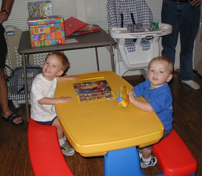 2001/10(October)/Chance-Bday/800x600_2001-10-05-Chance-Bday-25-Chance-Vale-table.JPG
