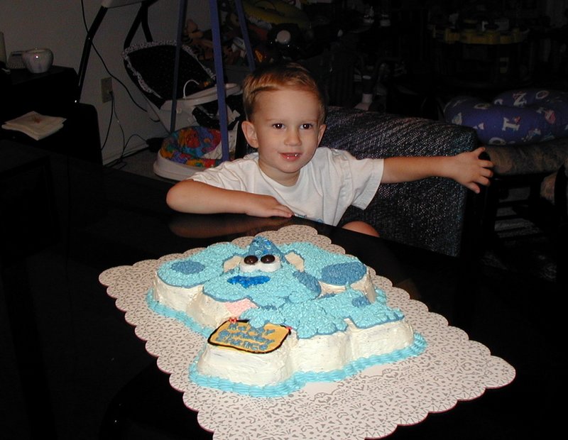 2001-10-05-Chance-Bday-26-Chance-BluesClues-cake.JPG
