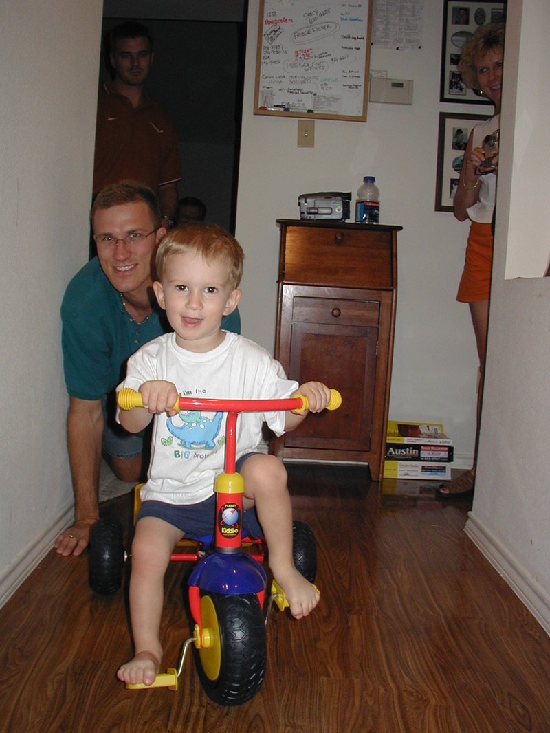 2001/10(October)/Chance-Bday/800x600_2001-10-05-Chance-Bday-29-Travis-Chance-tricycle.JPG