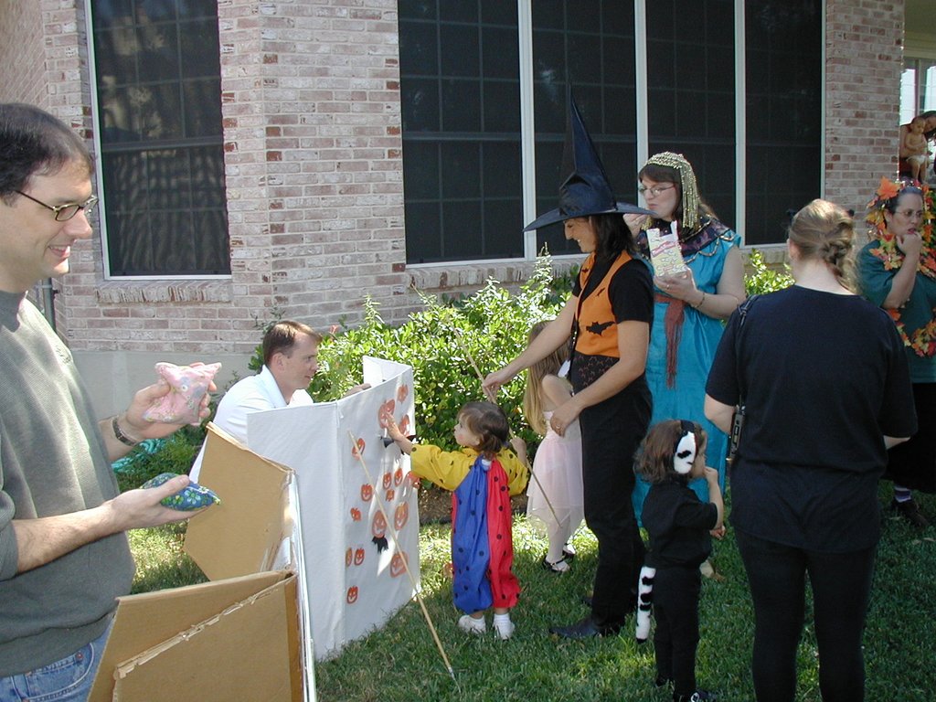 2001/10(October)/Halloween/1024x768_2001-10-27-Halloween-Party-12.JPG