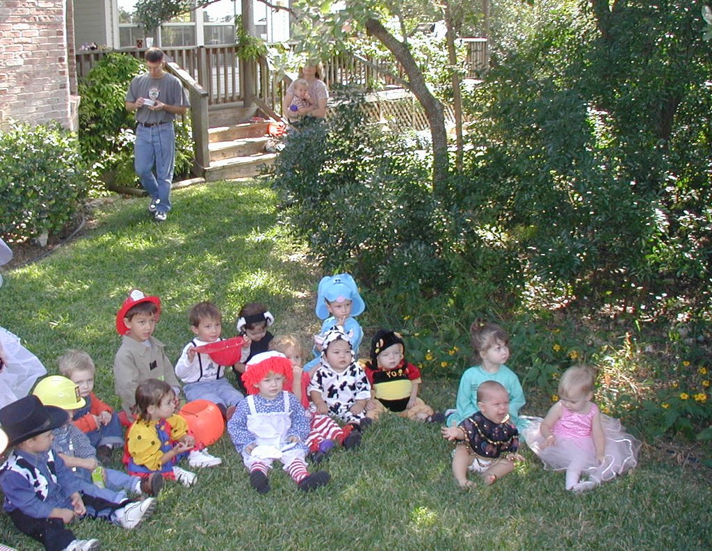 2001-10-27-Halloween-Party-22-kids-costumes.JPG