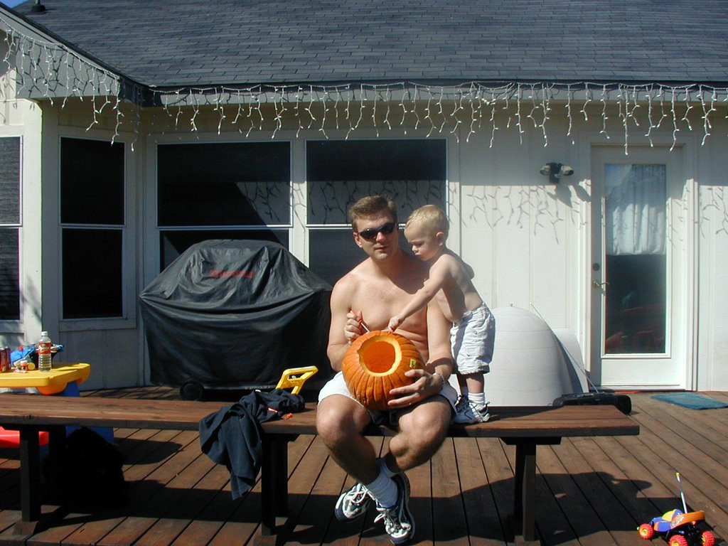 2001-10-28-pumpkin-carving-08-Justin-Vale-helping.JPG