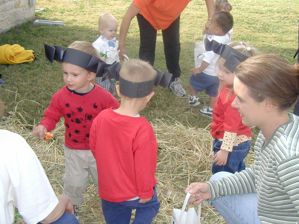 2001-10-30-Halloween-school-party-07-Chance.JPG