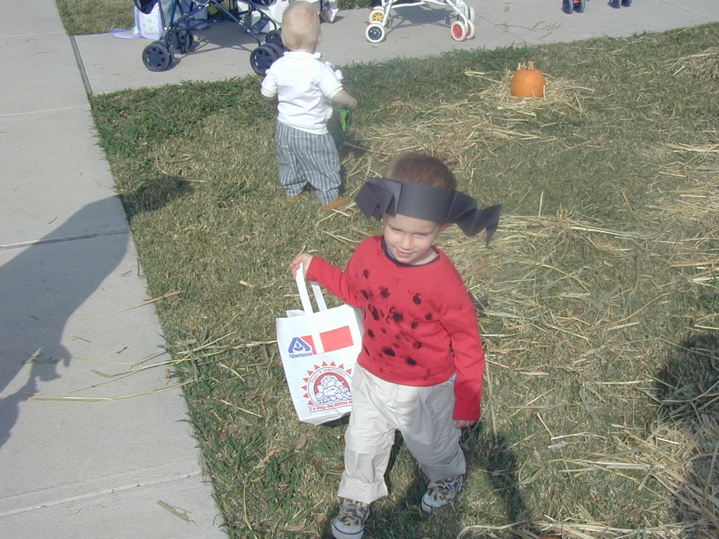 2001-10-30-Halloween-school-party-09-Chance.JPG