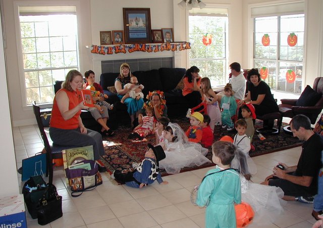2001/10(October)/Halloween/640x480_2001-10-27-Halloween-Party-07.JPG