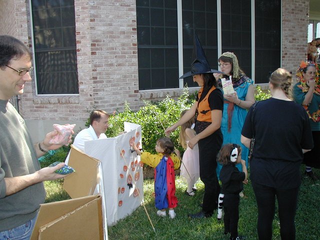 2001/10(October)/Halloween/640x480_2001-10-27-Halloween-Party-12.JPG