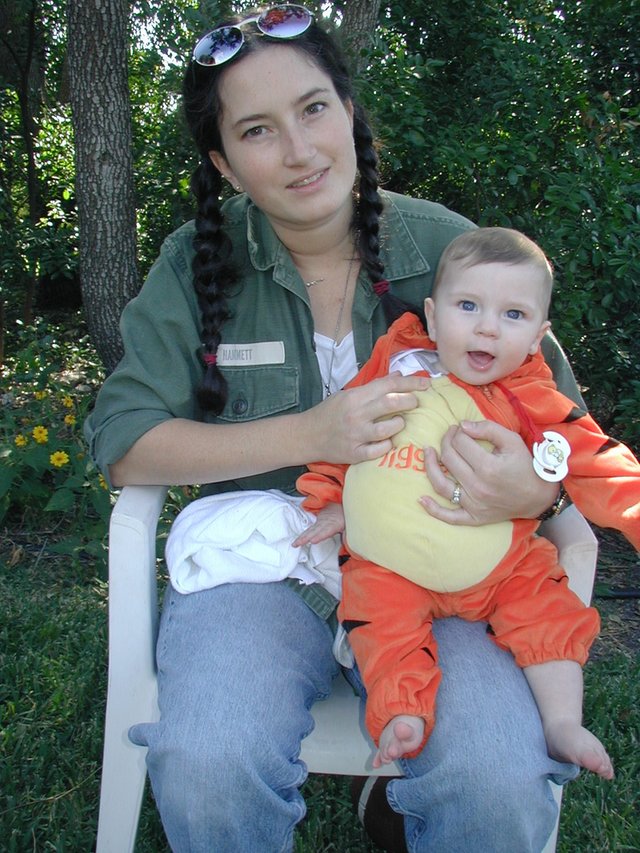2001/10(October)/Halloween/640x480_2001-10-27-Halloween-Party-19-Dax-Suzi.JPG