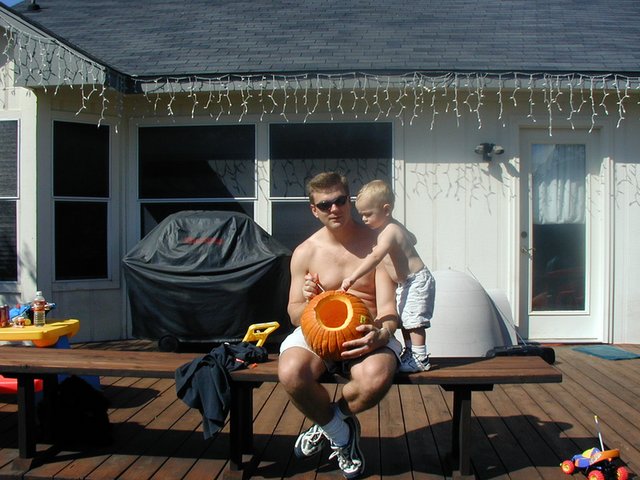 2001/10(October)/Halloween/640x480_2001-10-28-pumpkin-carving-08-Justin-Vale-helping.JPG