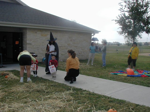 2001-10-30-Halloween-school-party-04-Chance.JPG