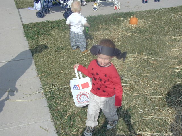 2001-10-30-Halloween-school-party-09-Chance.JPG