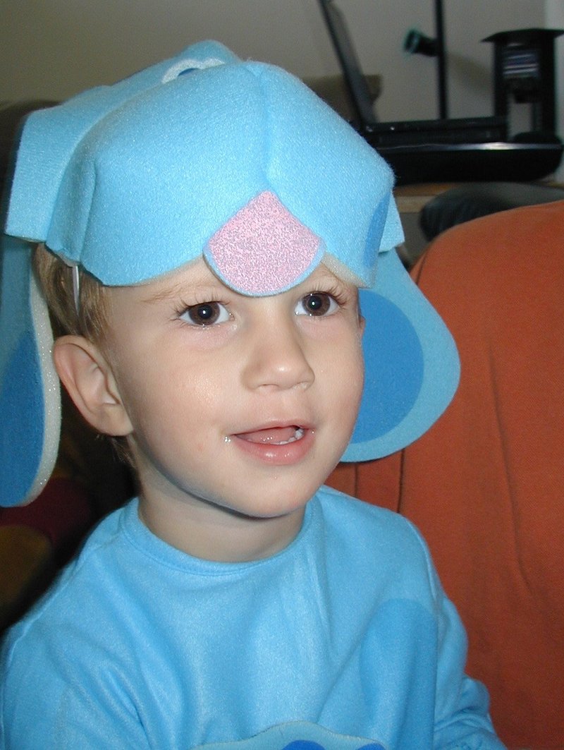 2001/10(October)/Halloween/800x600_2001-10-27-Halloween-Party-06-Chance.JPG