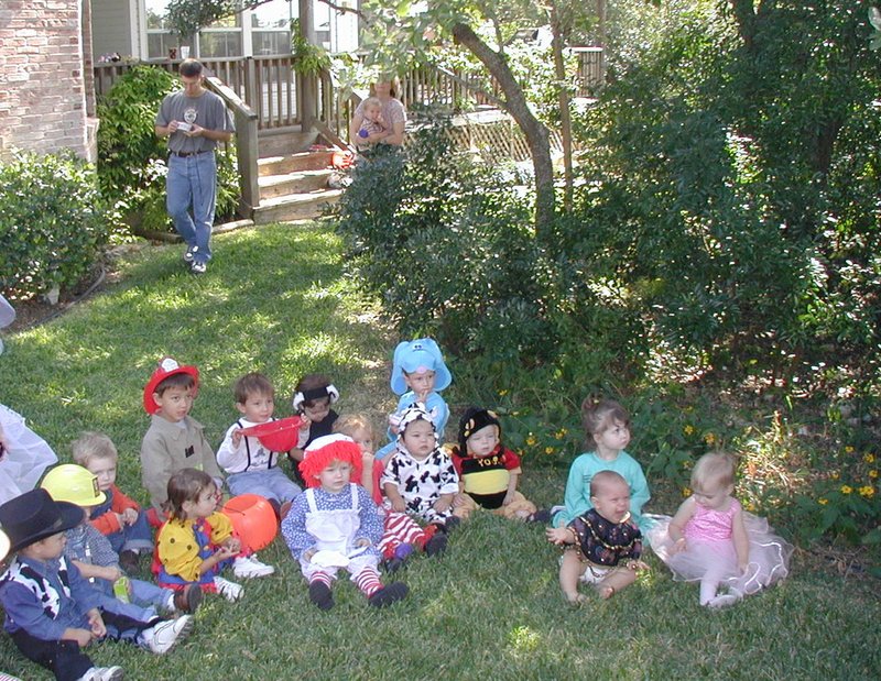 2001-10-27-Halloween-Party-22-kids-costumes.JPG