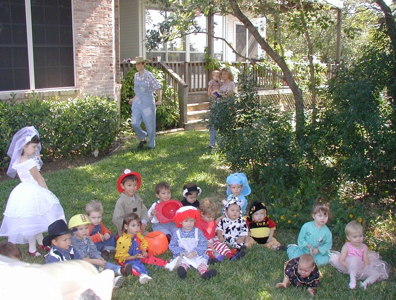 2001-10-27-Halloween-Party-23-kids-costumes.JPG