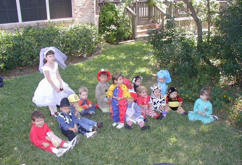 2001-10-27-Halloween-Party-24-kids-costumes.JPG