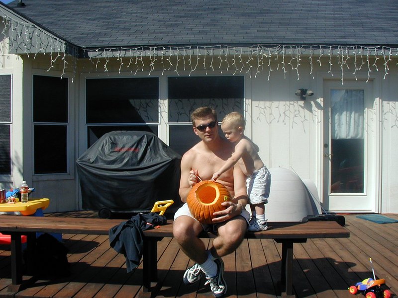 2001/10(October)/Halloween/800x600_2001-10-28-pumpkin-carving-08-Justin-Vale-helping.JPG