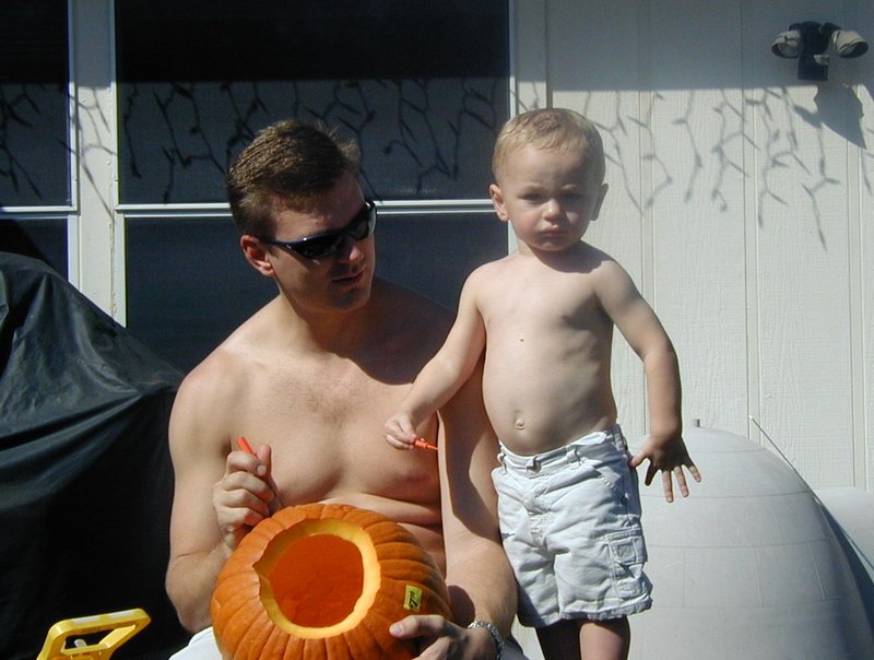 2001/10(October)/Halloween/800x600_2001-10-28-pumpkin-carving-09-Justin-Vale-helping.JPG