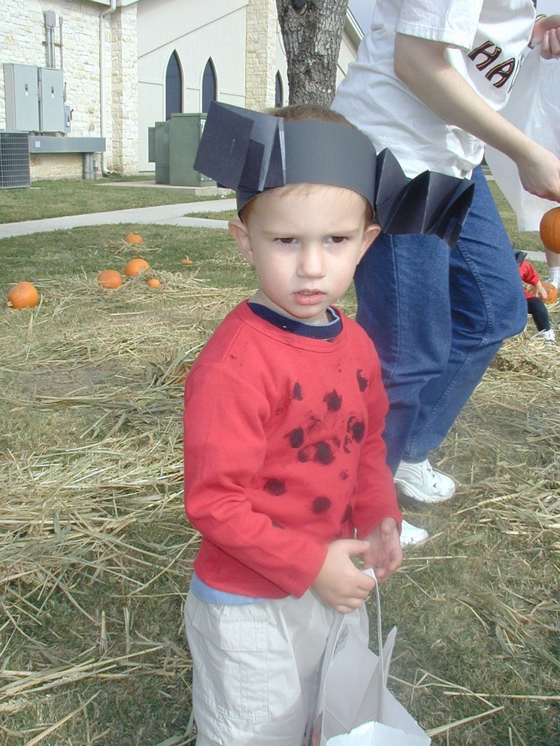 2001-10-30-Halloween-school-party-06-Chance.JPG