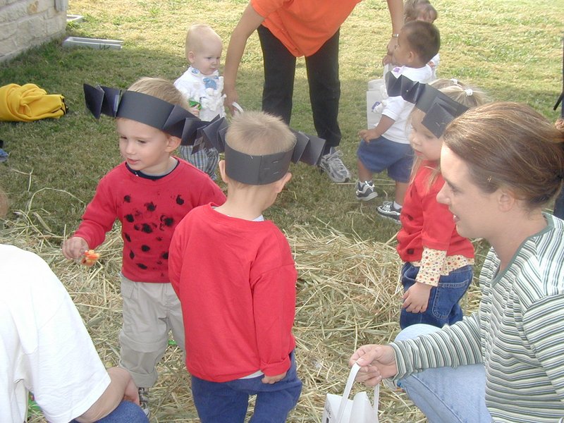 2001-10-30-Halloween-school-party-07-Chance.JPG