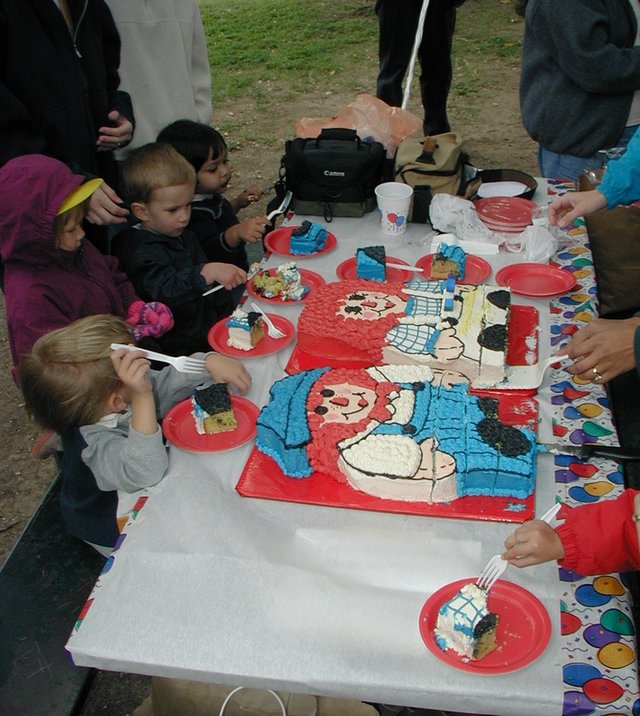 2001-10-06-Kalyani-Bday-08-kids-cake.JPG
