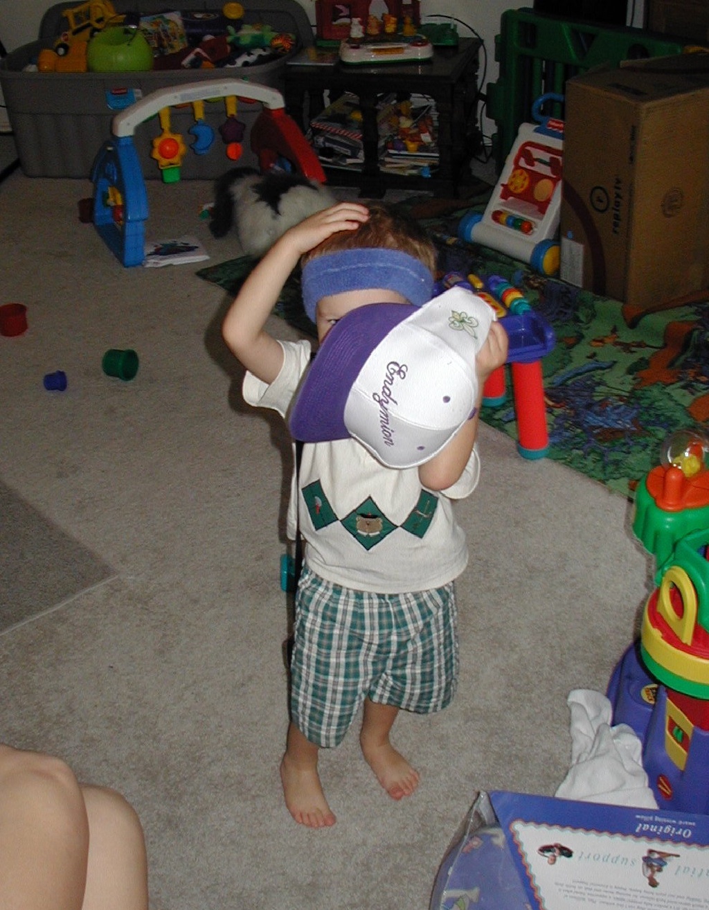 2001/10(October)/Misc/1024x768_2001-10-04-Chance-headband-binoculars-hat-2.JPG