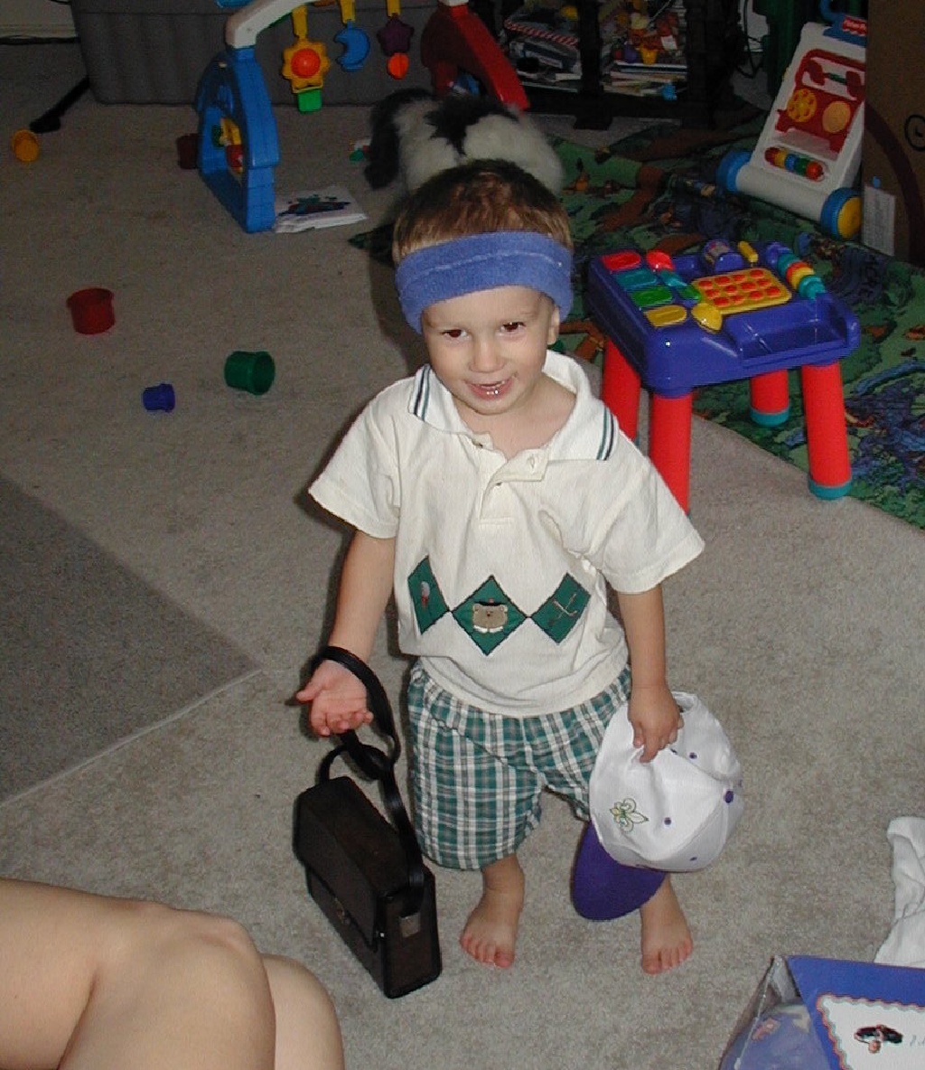 2001/10(October)/Misc/1024x768_2001-10-04-Chance-headband-binoculars-hat-3.JPG