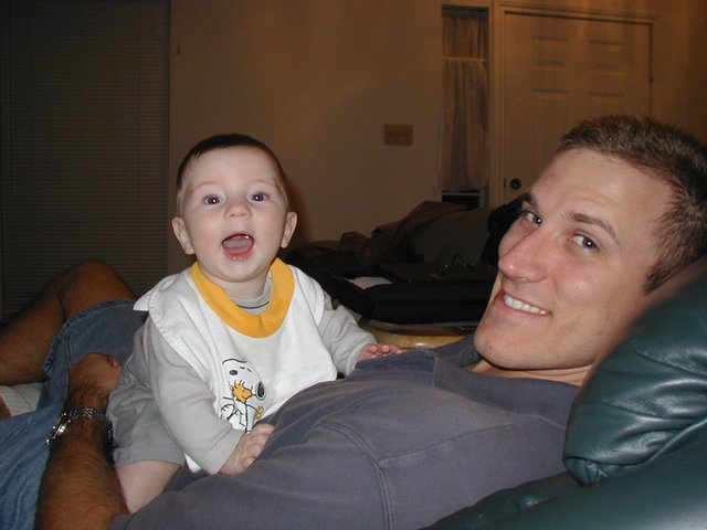 2001/10(October)/Misc/640x480_2001-10-13-Dax-Travis-2.JPG