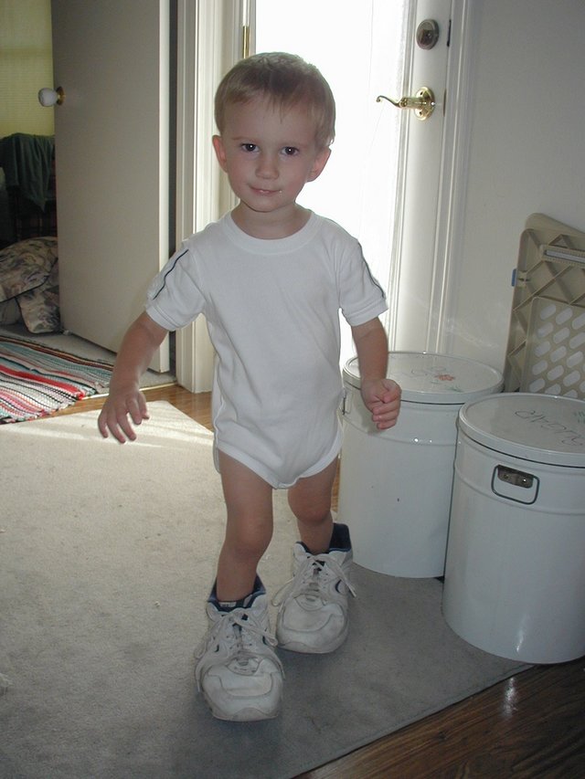 2001/10(October)/Misc/640x480_2001-10-27-Chance-in-Travis-shoes.JPG