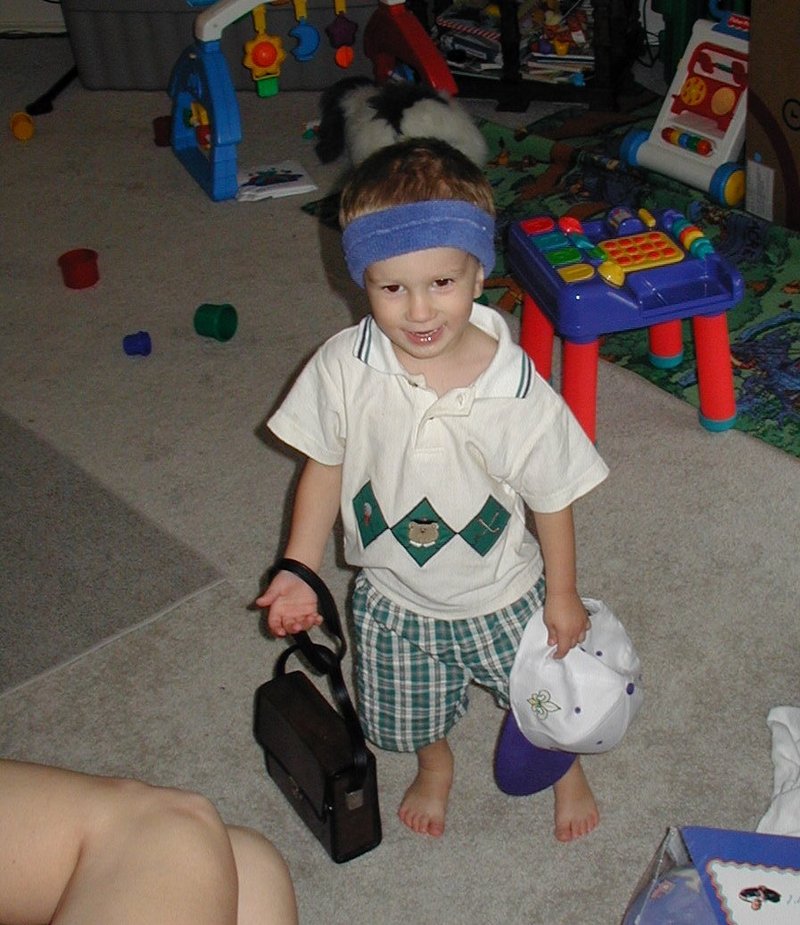 2001/10(October)/Misc/800x600_2001-10-04-Chance-headband-binoculars-hat-3.JPG