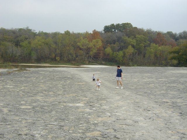 2001-11-12-Camping-McKinney-Falls-12-Chance-Jack-Matt.JPG