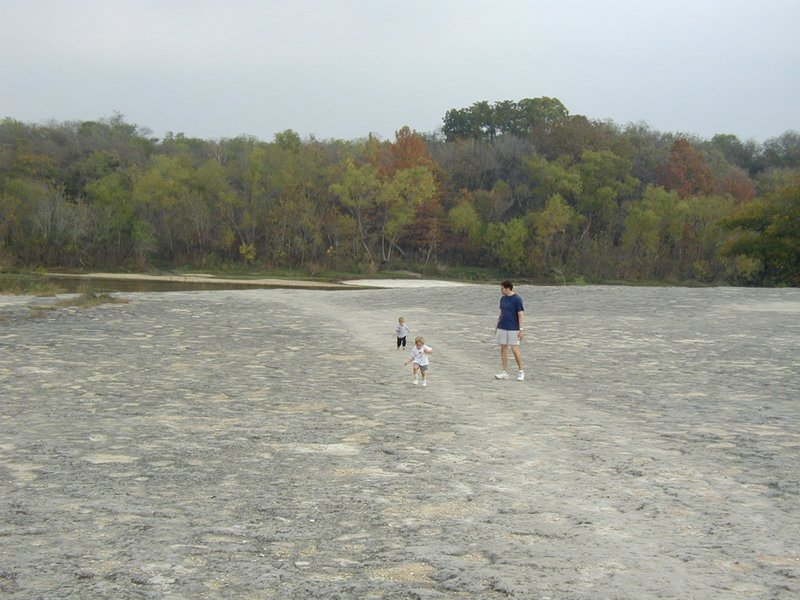 2001-11-12-Camping-McKinney-Falls-12-Chance-Jack-Matt.JPG