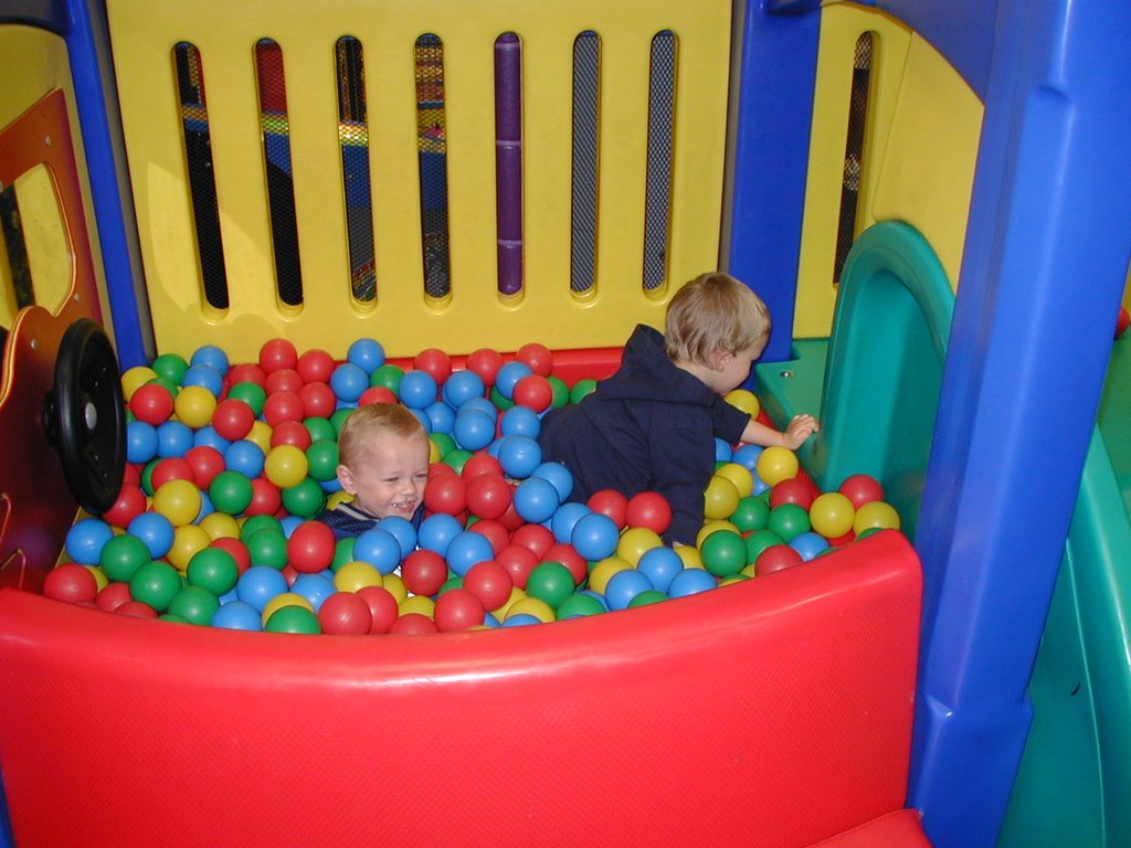 2001/11(November)/Chuck-E-Cheese/1024x768_2001-11-04-ChuckyCheese-04-Chance-Vale.JPG