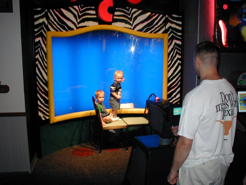 2001/11(November)/Chuck-E-Cheese/1024x768_2001-11-04-ChuckyCheese-07-Chance-Justin-Vale.JPG