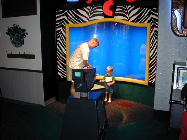 2001/11(November)/Chuck-E-Cheese/640x480_2001-11-04-ChuckyCheese-06-Chance-Justin.JPG