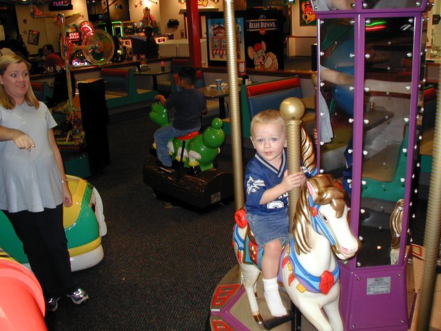 2001/11(November)/Chuck-E-Cheese/640x480_2001-11-04-ChuckyCheese-11-Vale.JPG