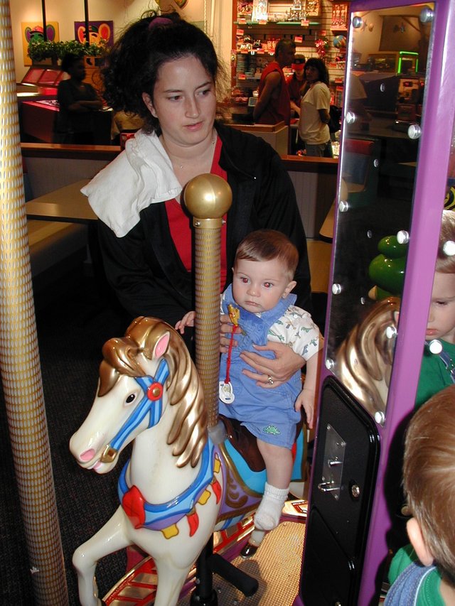 2001/11(November)/Chuck-E-Cheese/640x480_2001-11-04-ChuckyCheese-13-Dax-Suzi.JPG