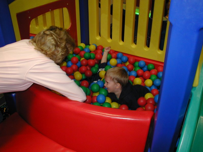 2001/11(November)/Chuck-E-Cheese/2001-11-04-ChuckyCheese-01-Chance-Vale-Janeen.JPG