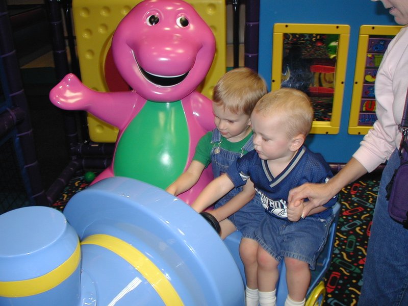 2001/11(November)/Chuck-E-Cheese/800x600_2001-11-04-ChuckyCheese-05-Chance-Vale.JPG