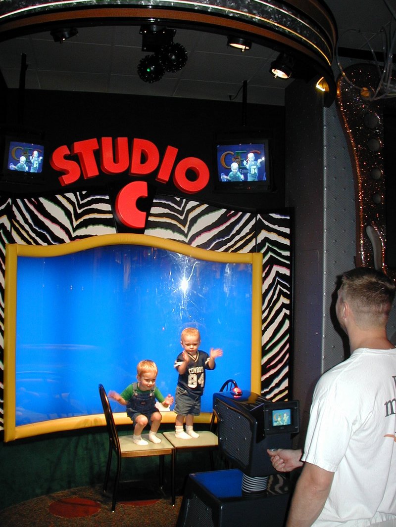 2001-11-04-ChuckyCheese-08-Chance-Vale-Justin.JPG