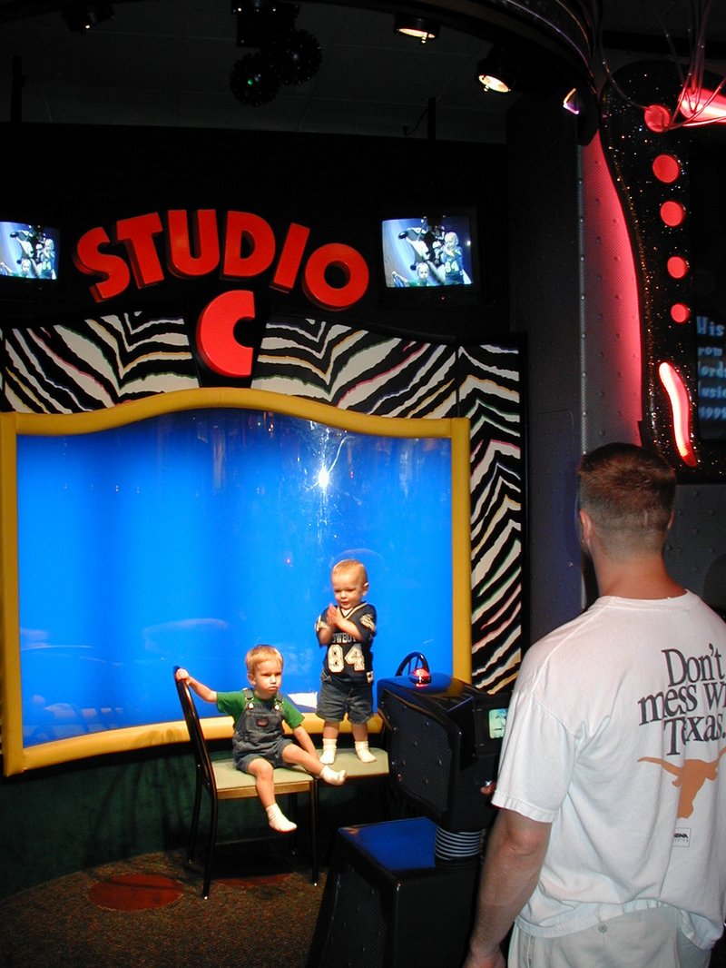 2001/11(November)/Chuck-E-Cheese/800x600_2001-11-04-ChuckyCheese-09-Chance-Vale-Justin.JPG