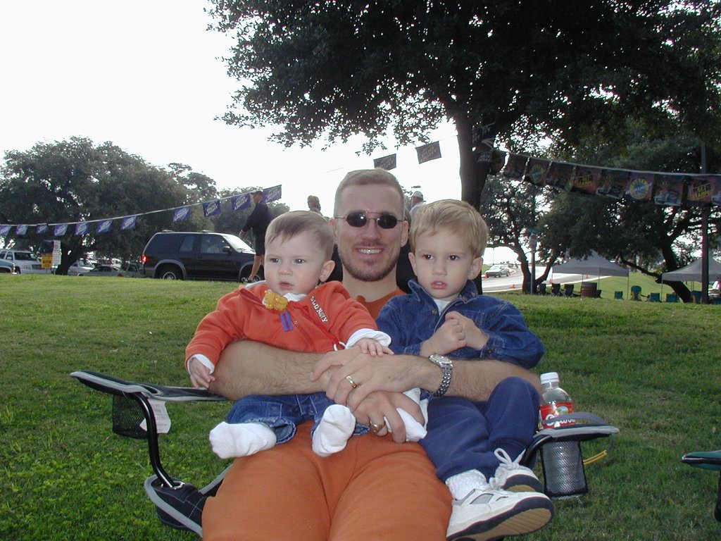 2001/11(November)/Misc/1024x768_2001-11-10-TexasTailgaters-03-Travis-Chance-Dax.JPG