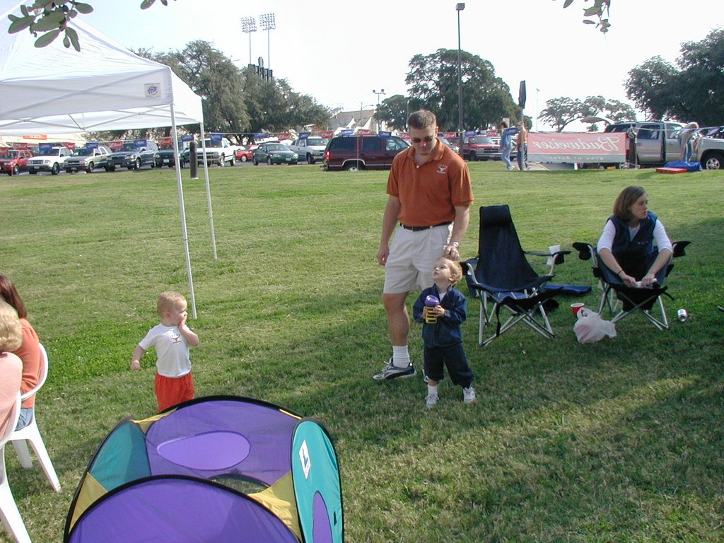 2001/11(November)/Misc/1024x768_2001-11-10-TexasTailgaters-05-Justin-Chance-Vale-Heather.JPG